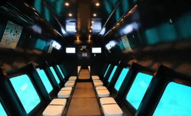 Лодка със стъклено дъно