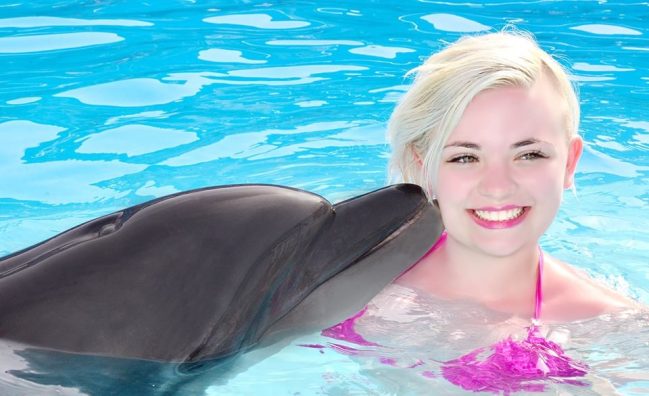 Снимки с делфини в басейна